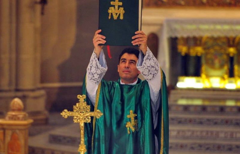 Padre converte cidade da França usando batina e atendendo confissão