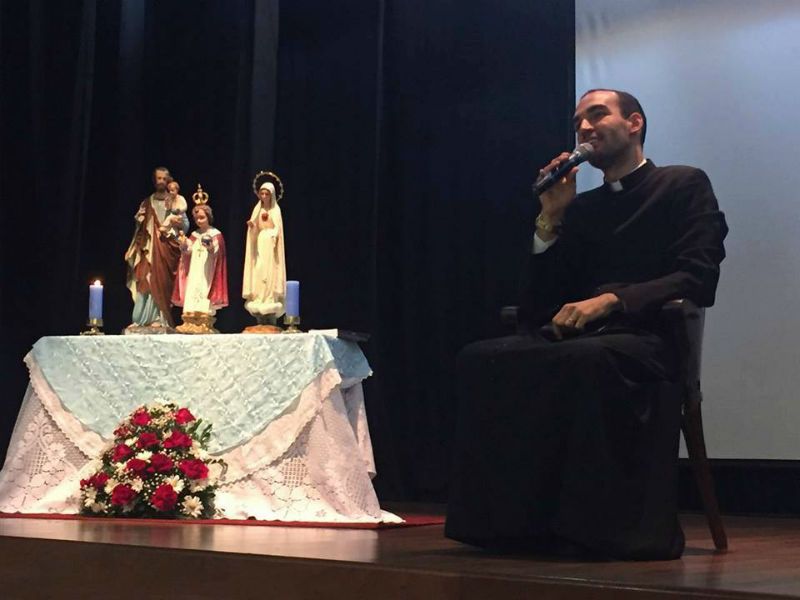 Padre dá incrível testemunho sobre o uso da batina