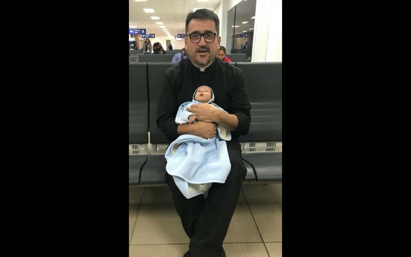 Bebê com síndrome de down é "adotado" por sacerdote
