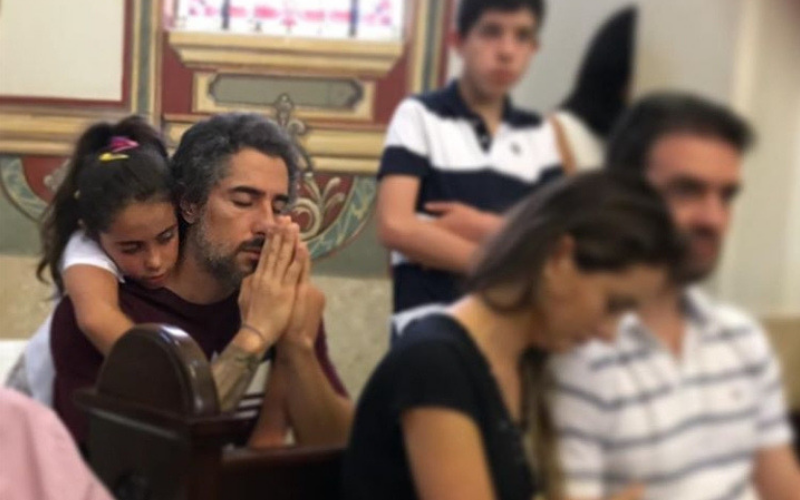 "Todo filho tem que ver seu pai ajoelhar perante a Deus", afirma Marcos Mion
