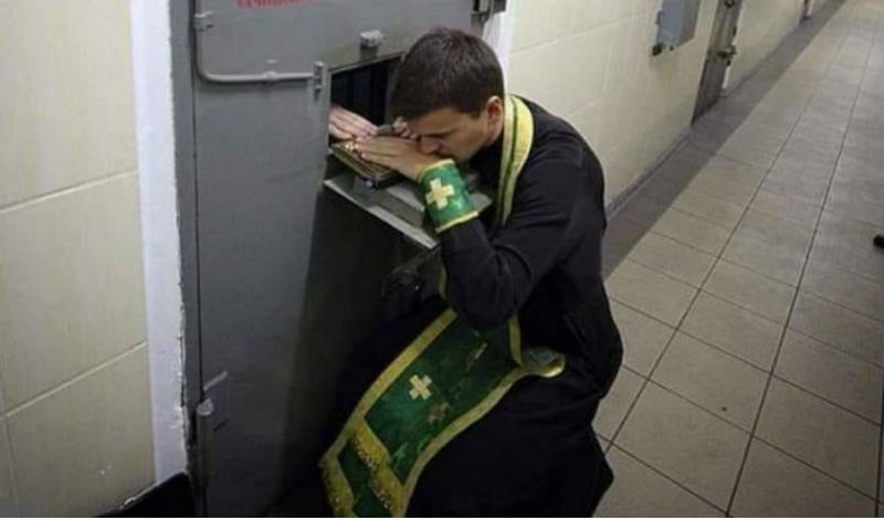 Sacerdote confessando na prisão? Aqui está a história da foto viral