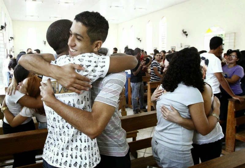 A maneira correta de dar a saudação da paz na missa