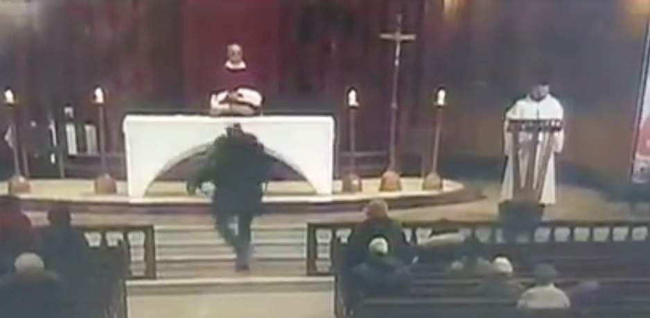 Padre é esfaqueado durante a missa em Montreal, Canadá