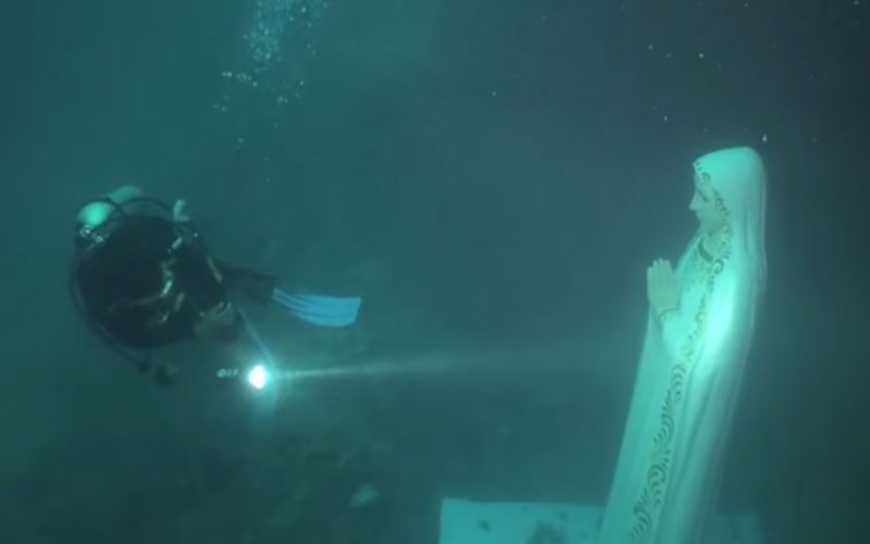 Saiba como uma estátua gigante de Nossa Senhora foi parar no fundo do mar