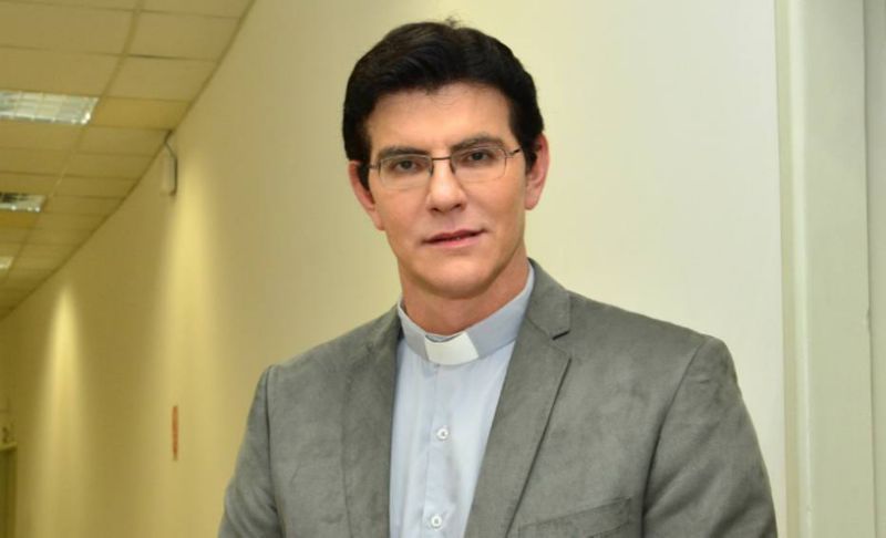 Padre Reginaldo Manzotti recebe alta e passa bem