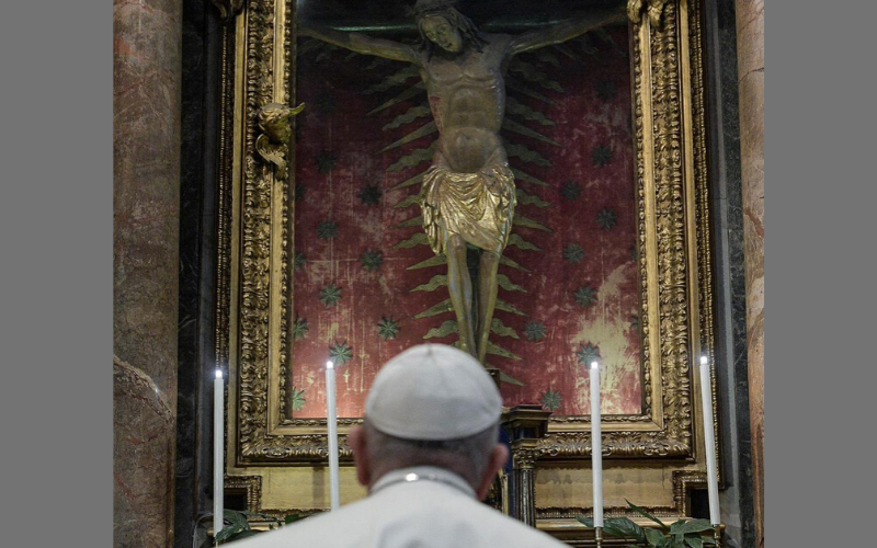 Coronavírus: a história do Crucifixo milagroso diante do qual o Papa Francisco rezou