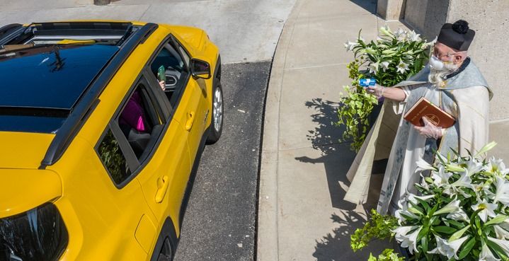 Sacerdote dá bênção com pistola de água... e viraliza na web
