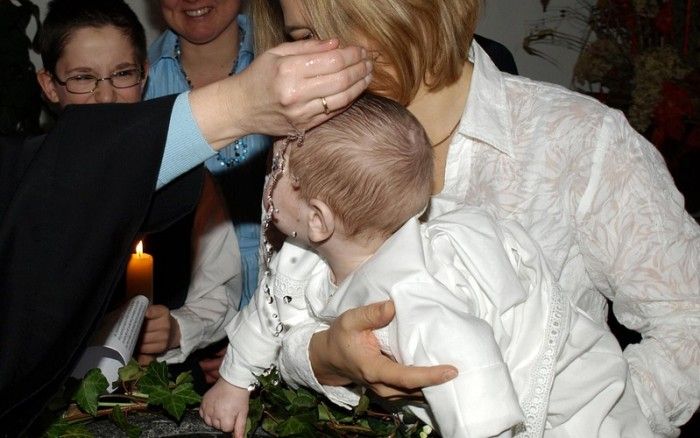 Por que os católicos batizam os bebês?