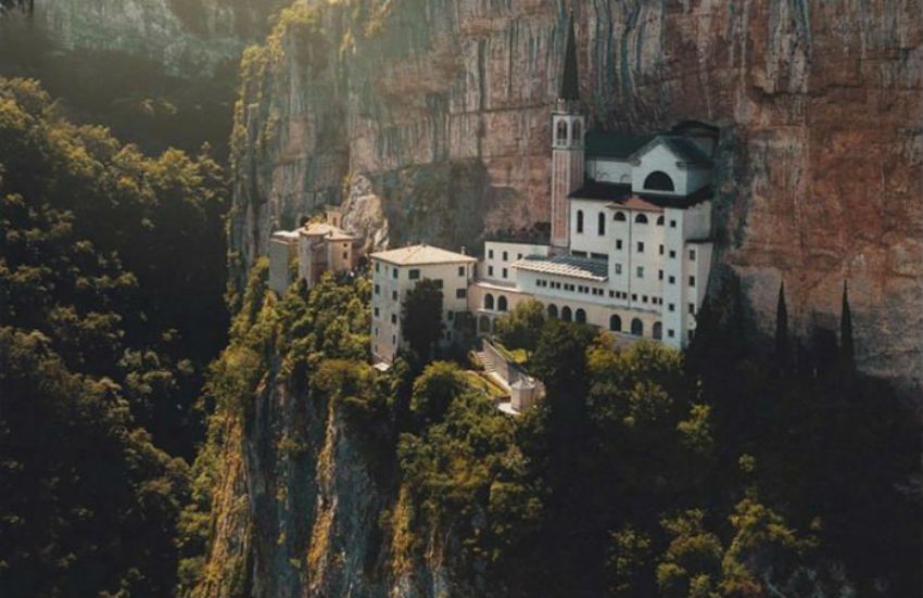 Conheça a igreja suspensa entre o céu e a terra e que atrai milhares de pessoas