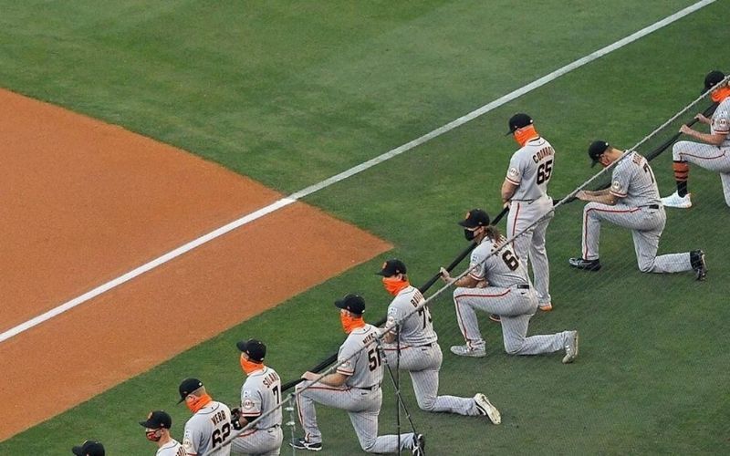 Mandaram este jogador se ajoelhar em protesto e ele se recusou: "Só me ajoelho diante de Deus"