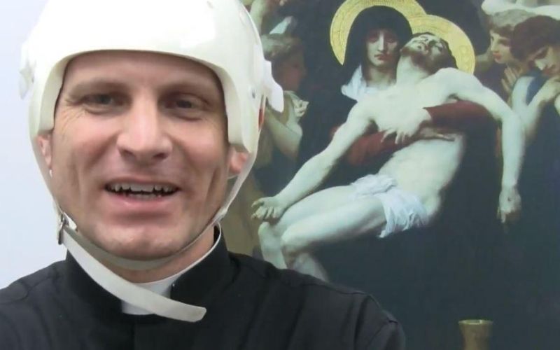 Padre com tumor cerebral oferece sofrimento vivido por vítimas de abusos