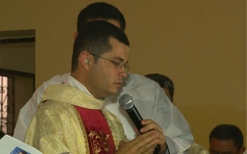 Nasceu com problema auditivo, mas isso não o impediu de seguir sua vocação e ele virou padre!