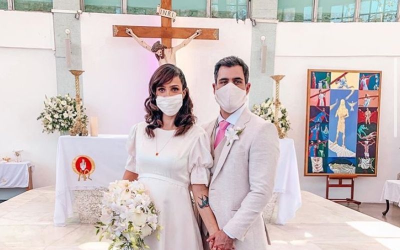 Ator Juliano Cazarré e a esposa Leticia se casam na Igreja Católica: “Uma chuva de graças”