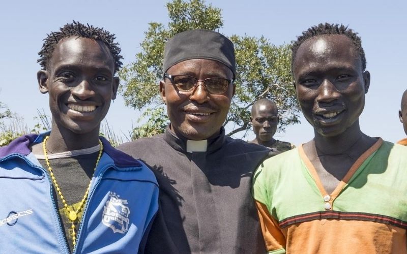 Grande graça! Mais de 400 pessoas de tribo africana são batizadas no mesmo dia