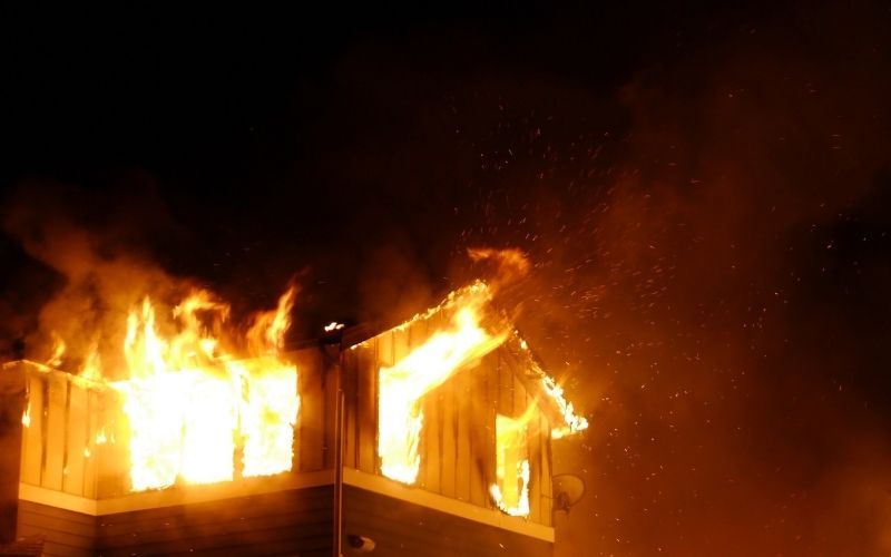 Terroristas islâmicos incendeiam casas e matam cristãos na Indonésia