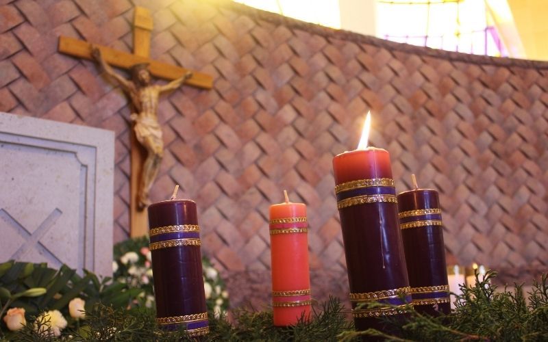 Entenda o significado de cada detalhe da coroa do Advento