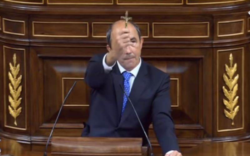 Deputado levanta no Congresso a cruz de tio sacerdote que foi martirizado