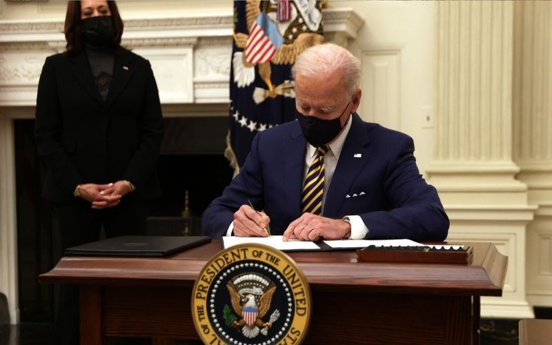 Joe Biden permite que EUA voltem a financiar organizações abortistas fora do país