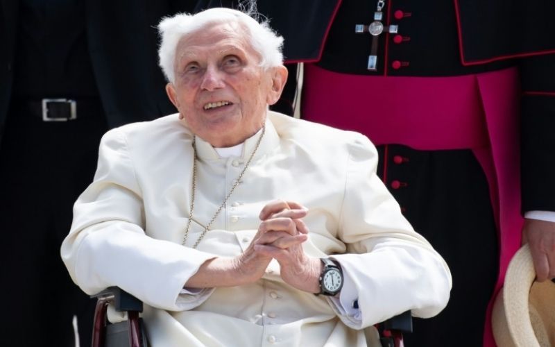 Bento XVI está "fisicamente muito fraco", afirma seu secretário pessoal