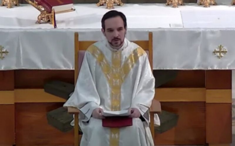 "Abandonamos vocês": Padre pede desculpas por negar Eucaristia aos fieis durante pandemia