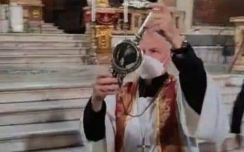 Milagre do sangue de São Januário volta a acontecer na Itália!