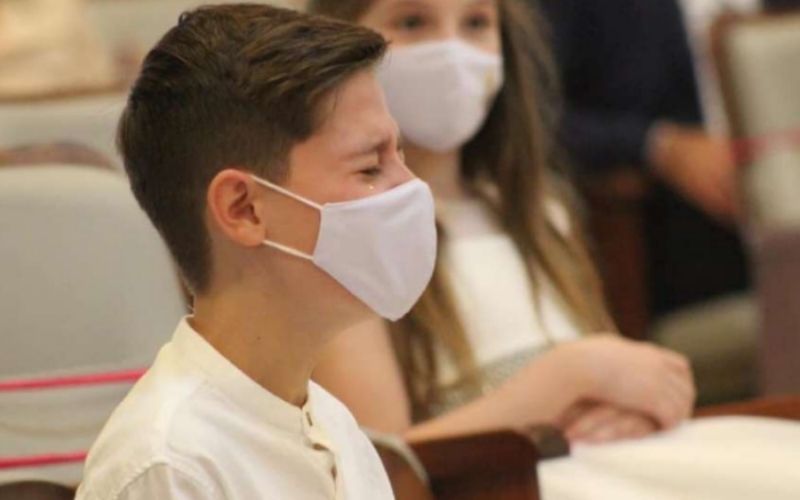 Ao receber Primeira Comunhão, menino chora de emoção e comove a internet