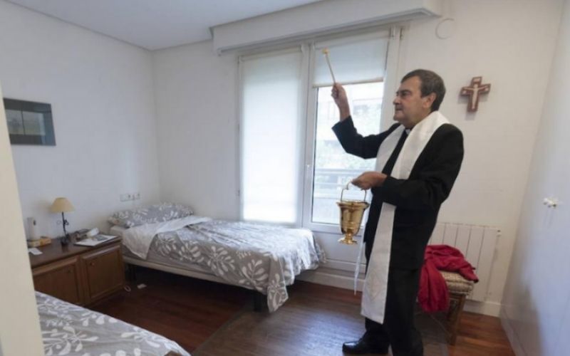 Padre recomenda bênção do lar: "Os demônios odeiam e sentem repulsa"