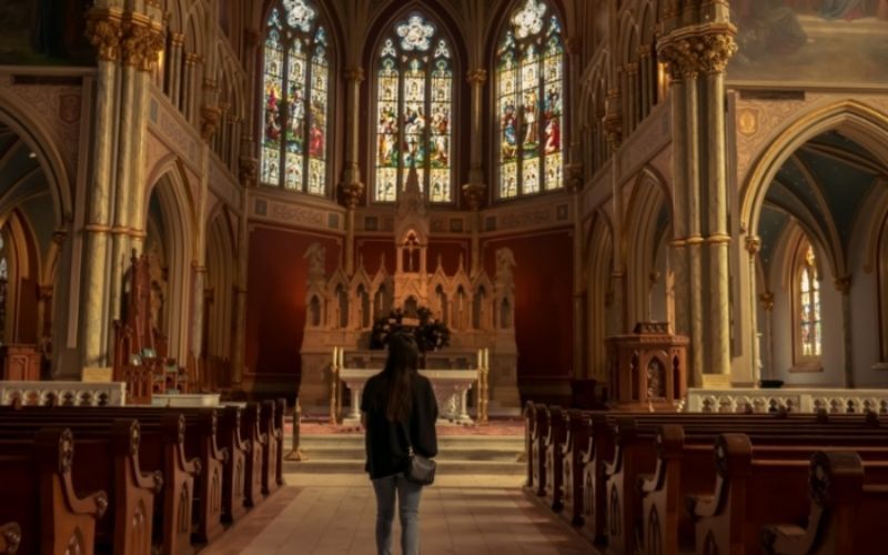 O alarmante encontro entre um diácono e uma satanista dentro de uma paróquia