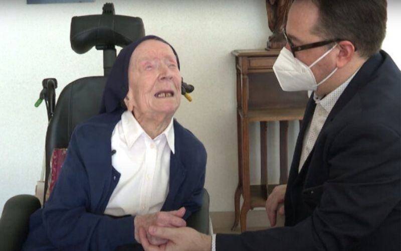 Freira mais velha do mundo comemora 118 anos e diz o que é mais importante na vida!