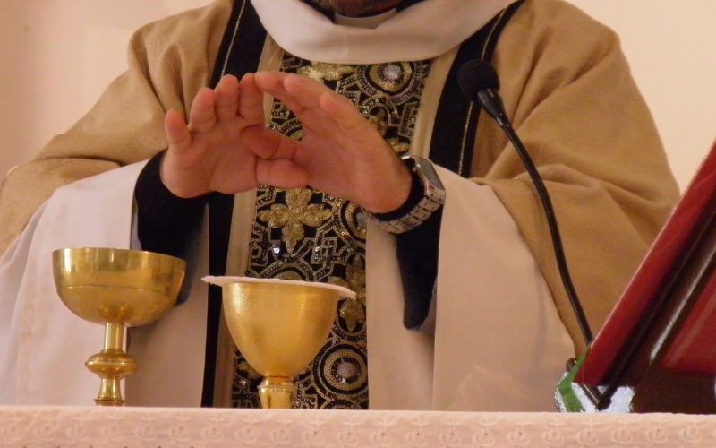 Homem se passa por sacerdote e celebra missa em uma Basílica
