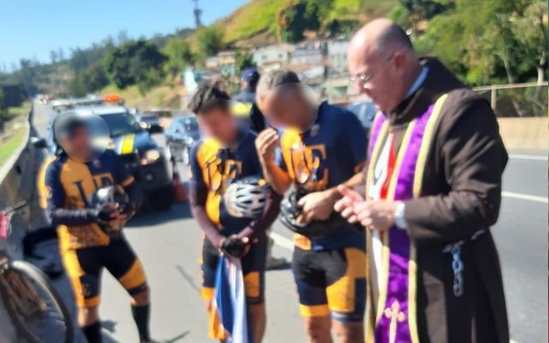 Padre encontra ferido na estrada e para para ministrar Unção dos Enfermos