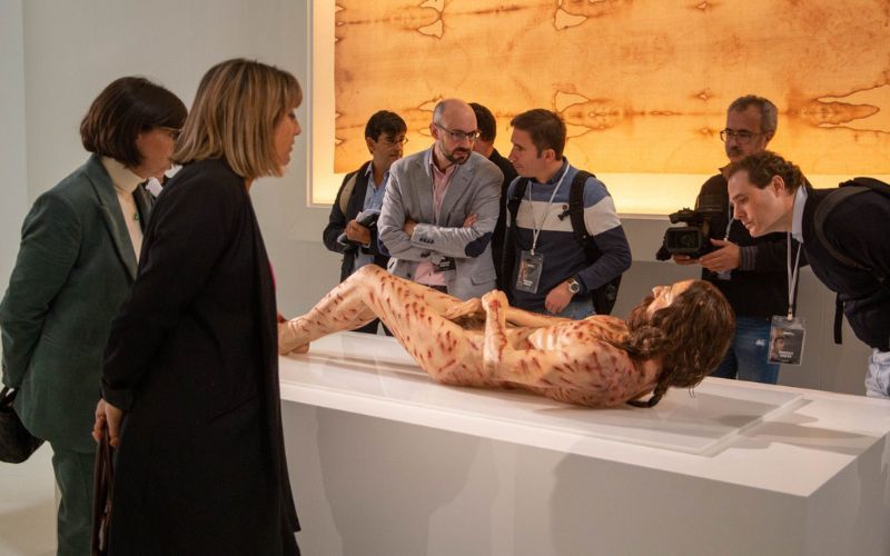 O impressionante corpo hiper-realista de Jesus Cristo inspirado no Santo Sudário