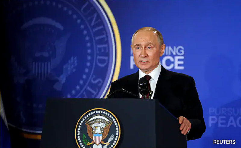 Putin staffers carry a "poop suitcase" for security reasons