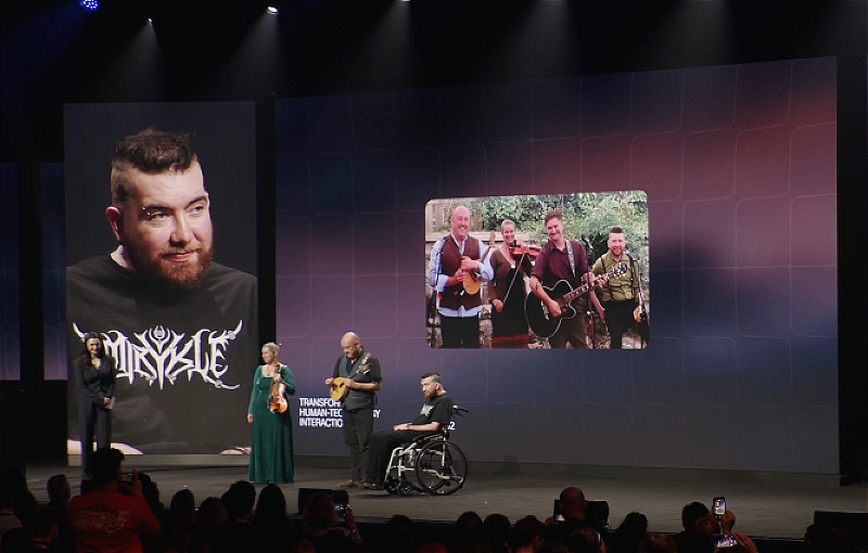 ALS stole his voice but AI let him sing again one more time