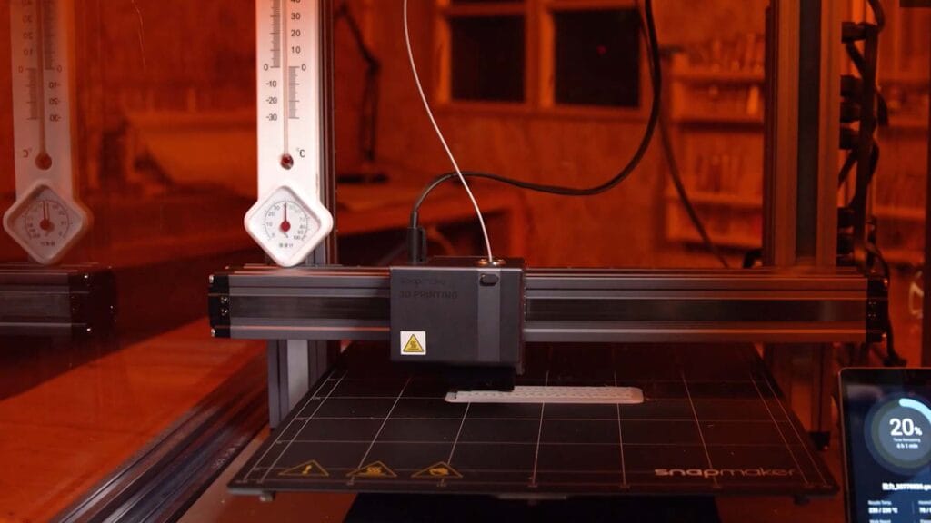 3D printing in a enclosure to keep temperature high and stable