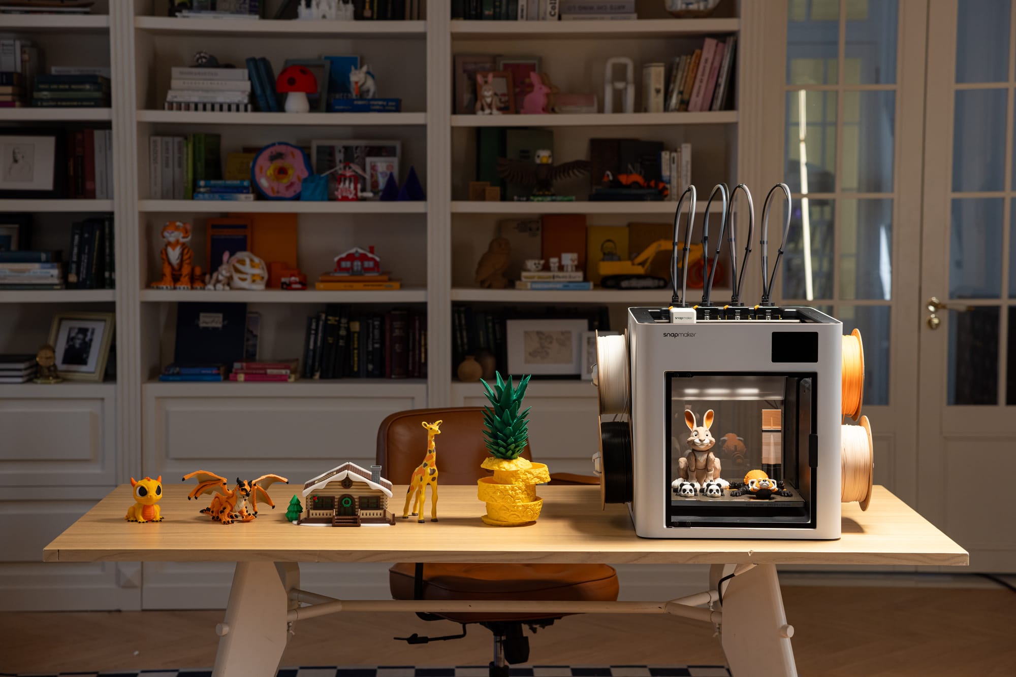 Snapmaker U1 3D printer with Dynamic Flow Calibration function and multiple printed finished models.