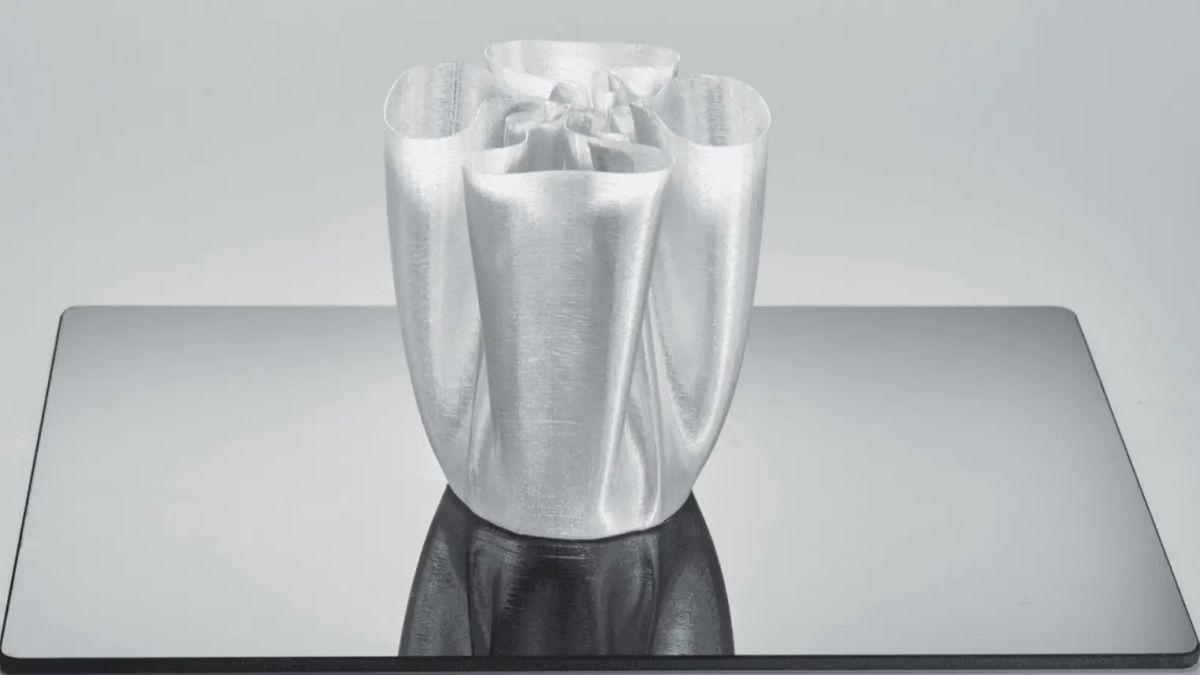 3D printed clear PETG art vase demonstrating high transparency finish.