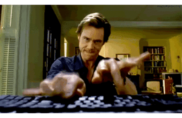 Jim Carrey escribiendo en el ordenador