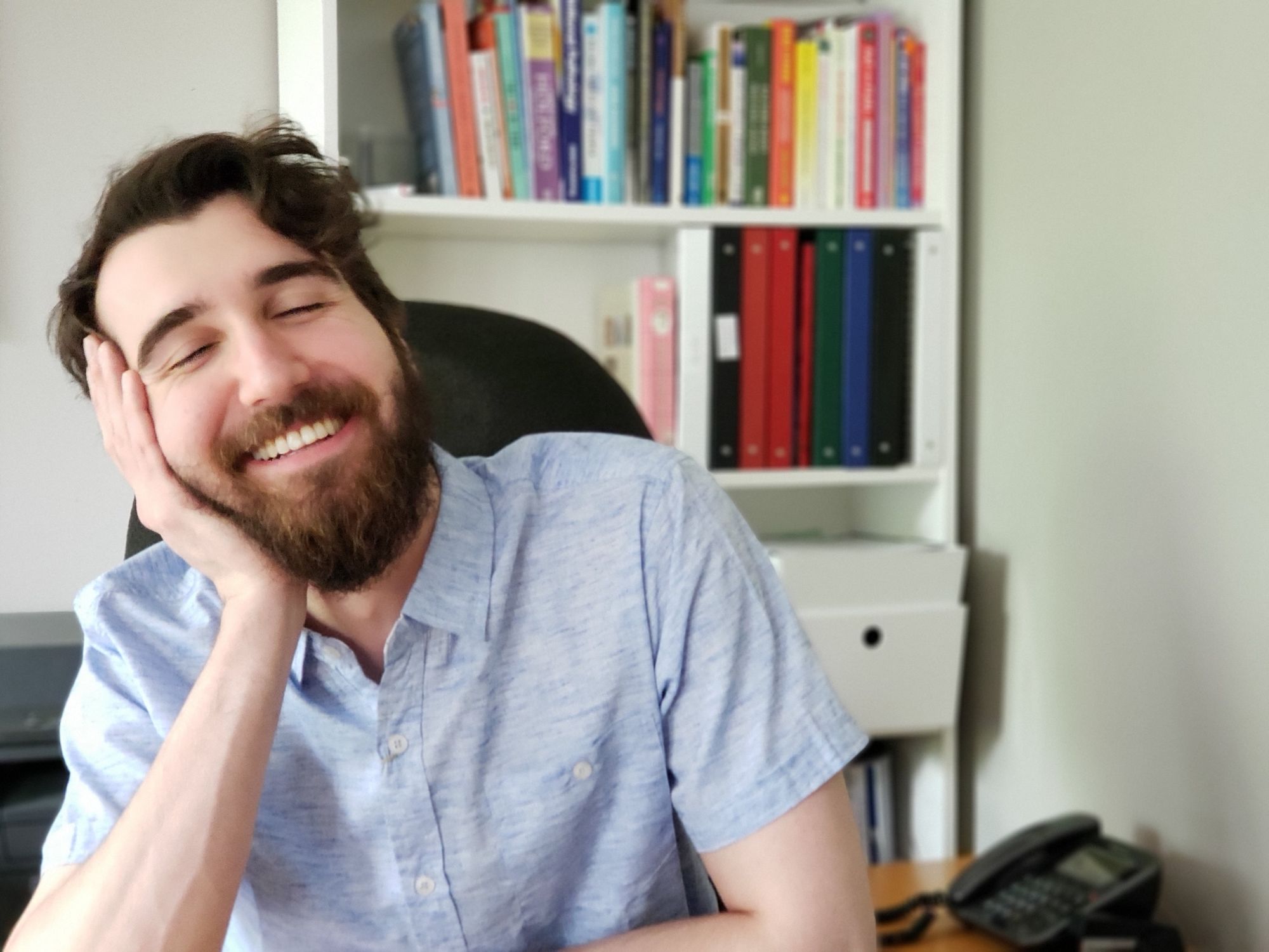 Empleado en oficina imaginando