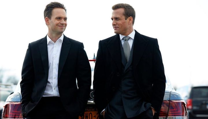 Mike ross y Harvey Specter sonriendo