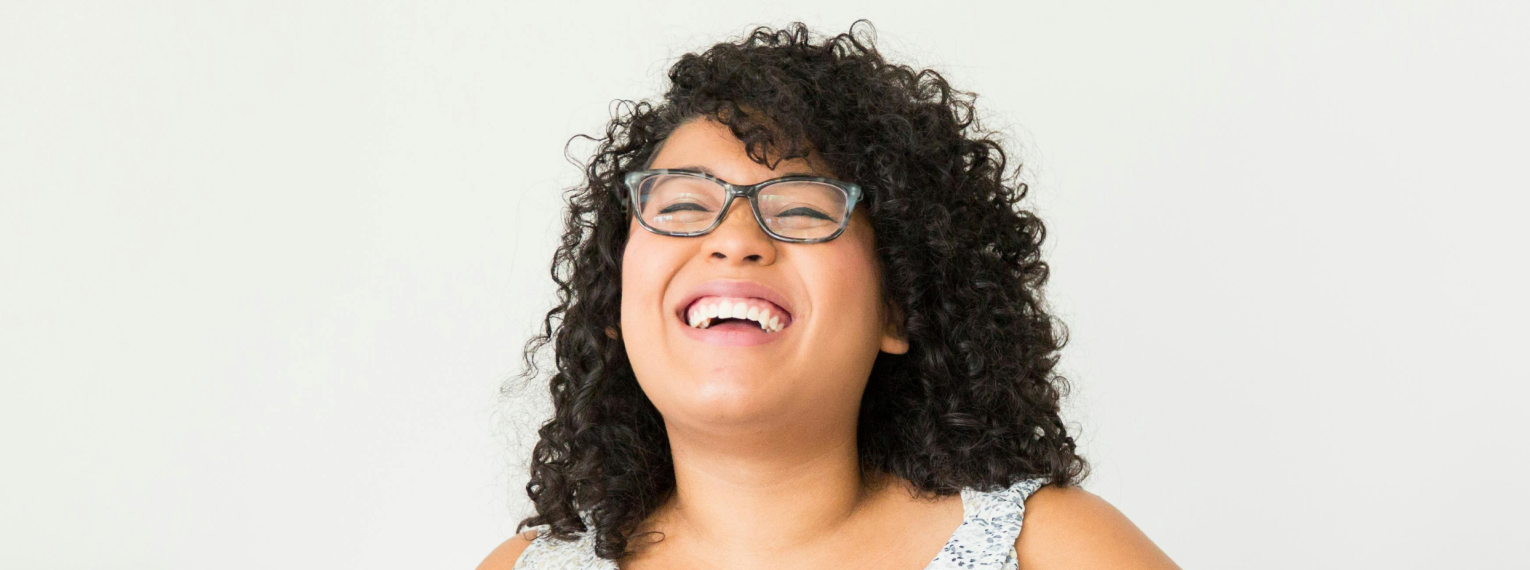 Eine Frau lacht herzlich.