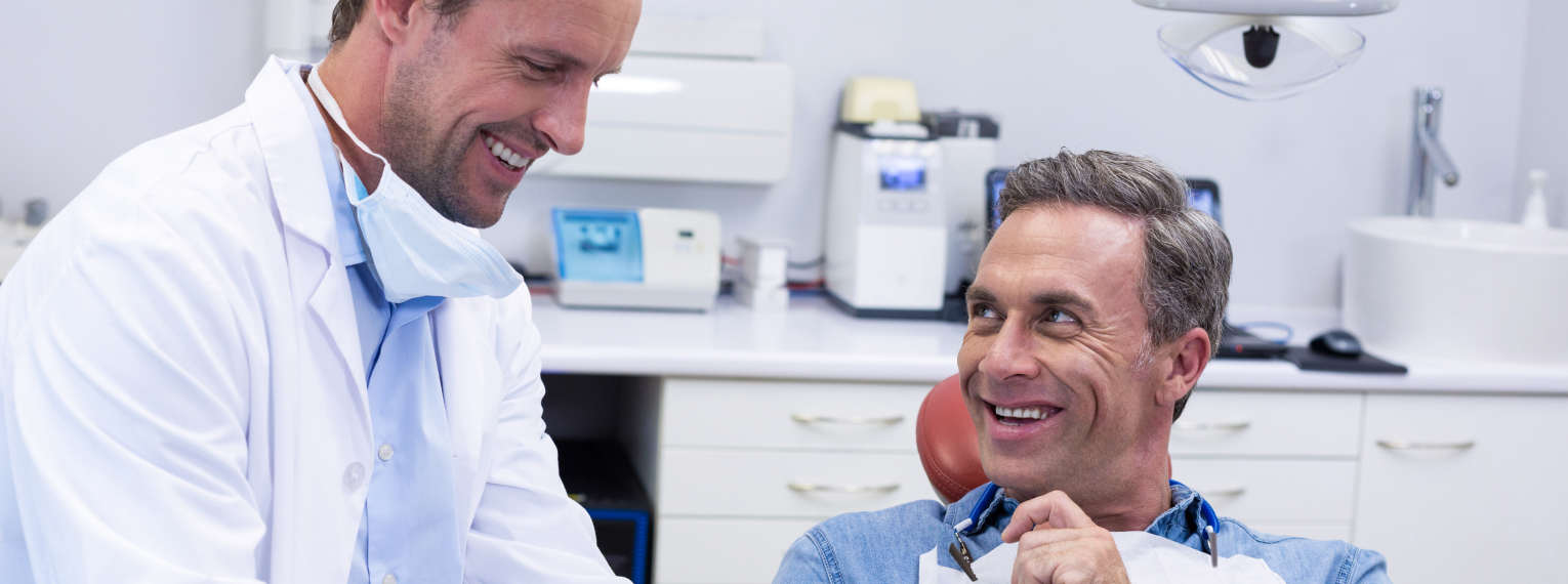 Ein Zahnarzt behandelt einen Patienten,