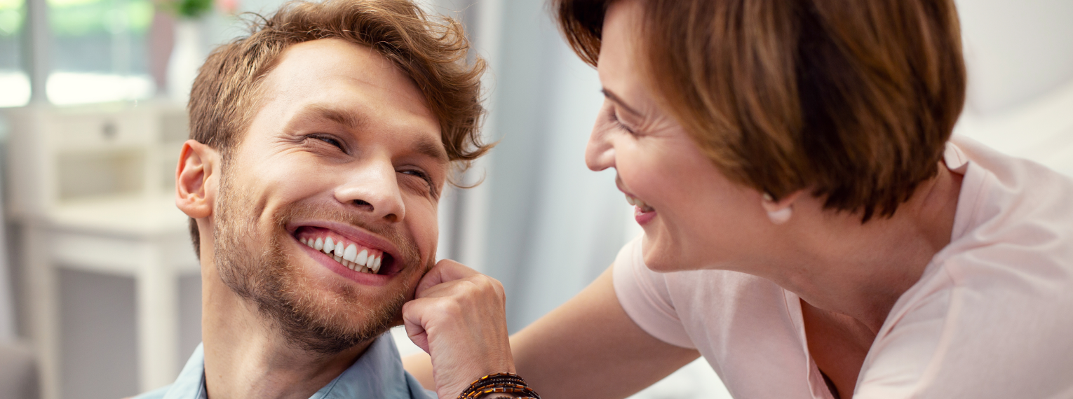 Ein Mann und eine Frau lächeln sich gegenseitig an.