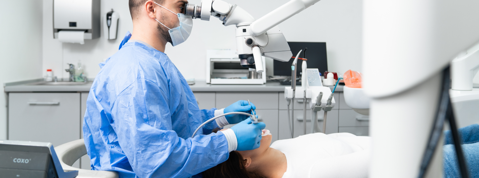 Ein Patient bekommt seine Zähne vom Zahnarzt gebleacht.