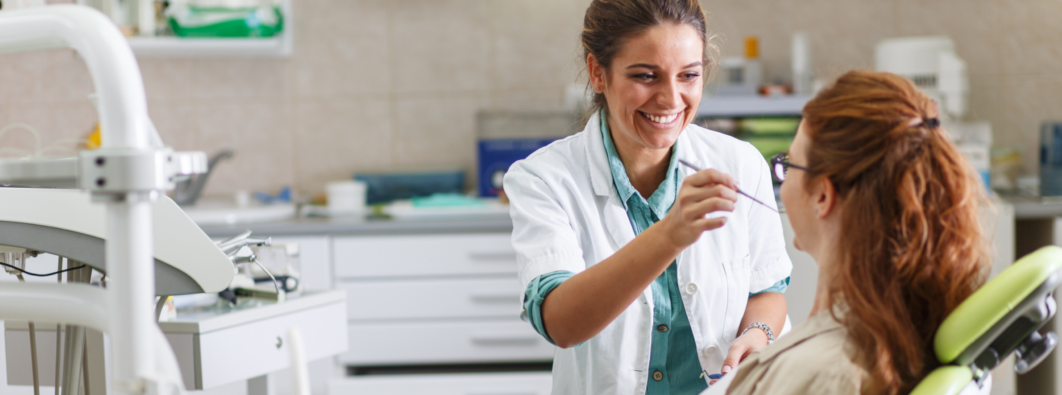 Eine Frau wird von einer Zahnärztin behandelt.