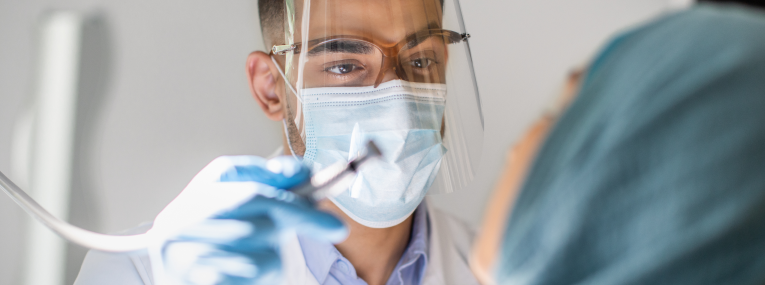 Ein Zahnarzt behandelt eine Patientin.