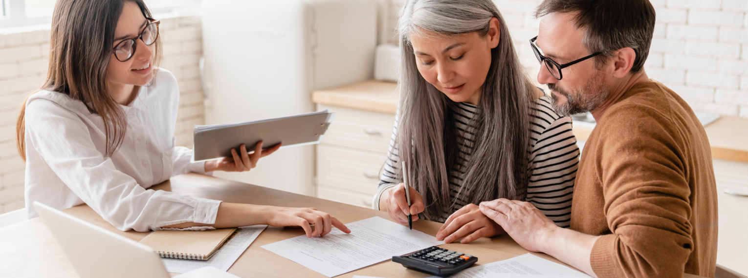 Ein Paar wird von einer Frau zur Kündigung ihrer Zahnzusatzversicherung beraten.