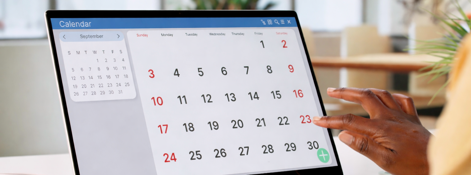 Eine Person zeigt auf ein Datum im Kalender.