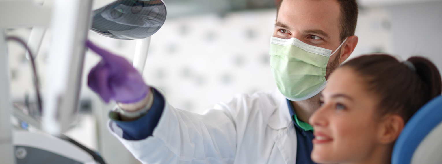 Ein Zahnarzt berät eine Patientin zu Amalgam-Alternativen.