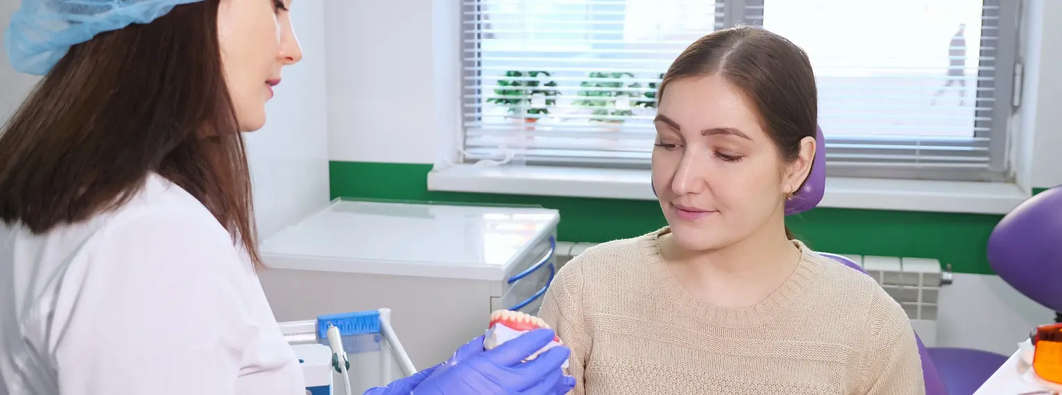 Eine Zahnärztin erklärt ihrer Patientin den Behandlungsplan.